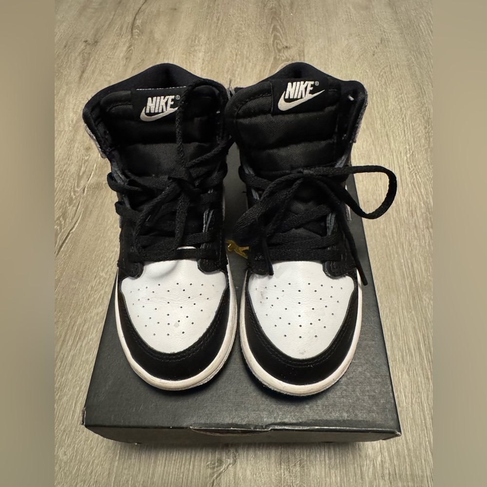 Jordan Retro 1 Black And White